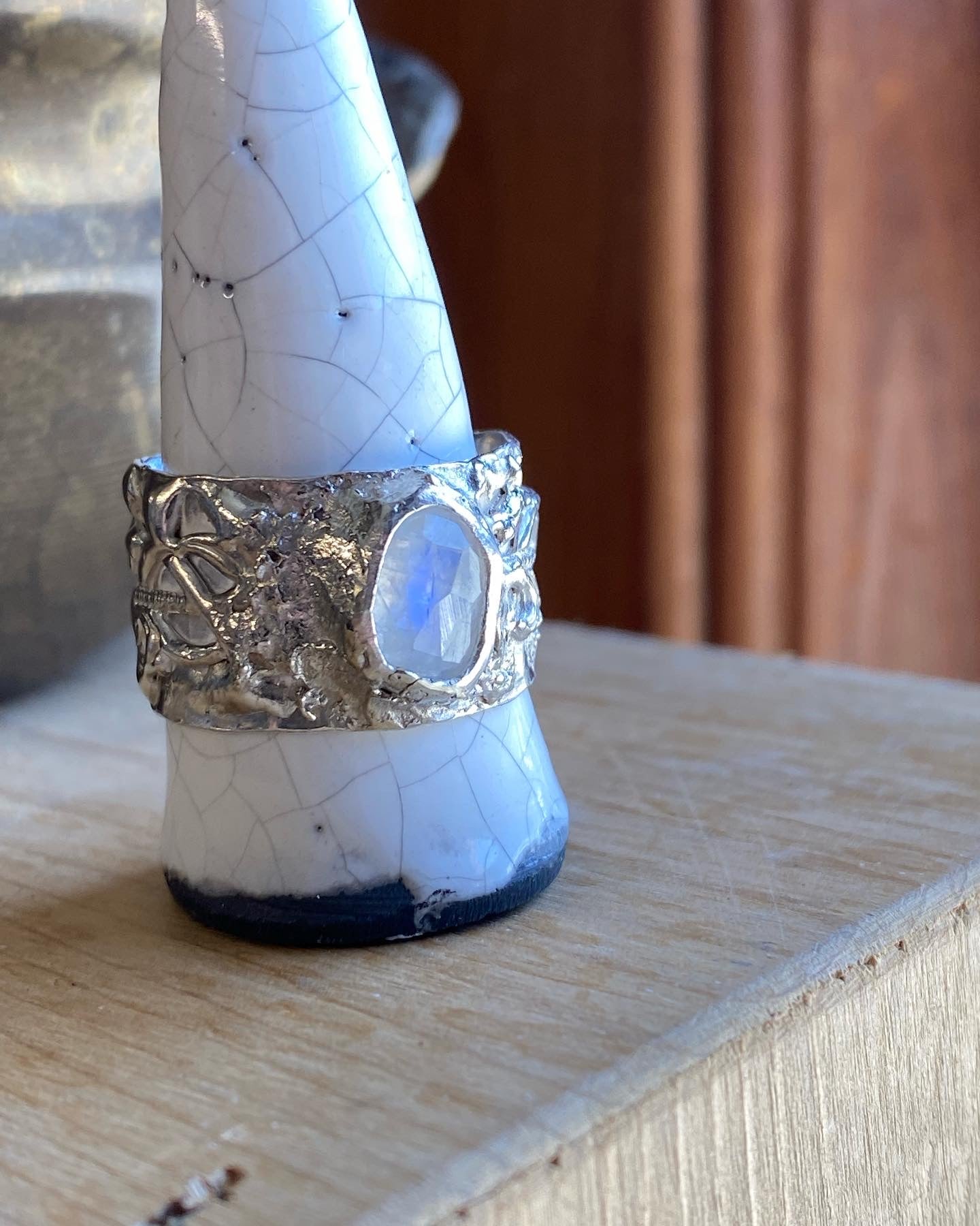 Bague de divinité en pierre de lune arc-en-ciel