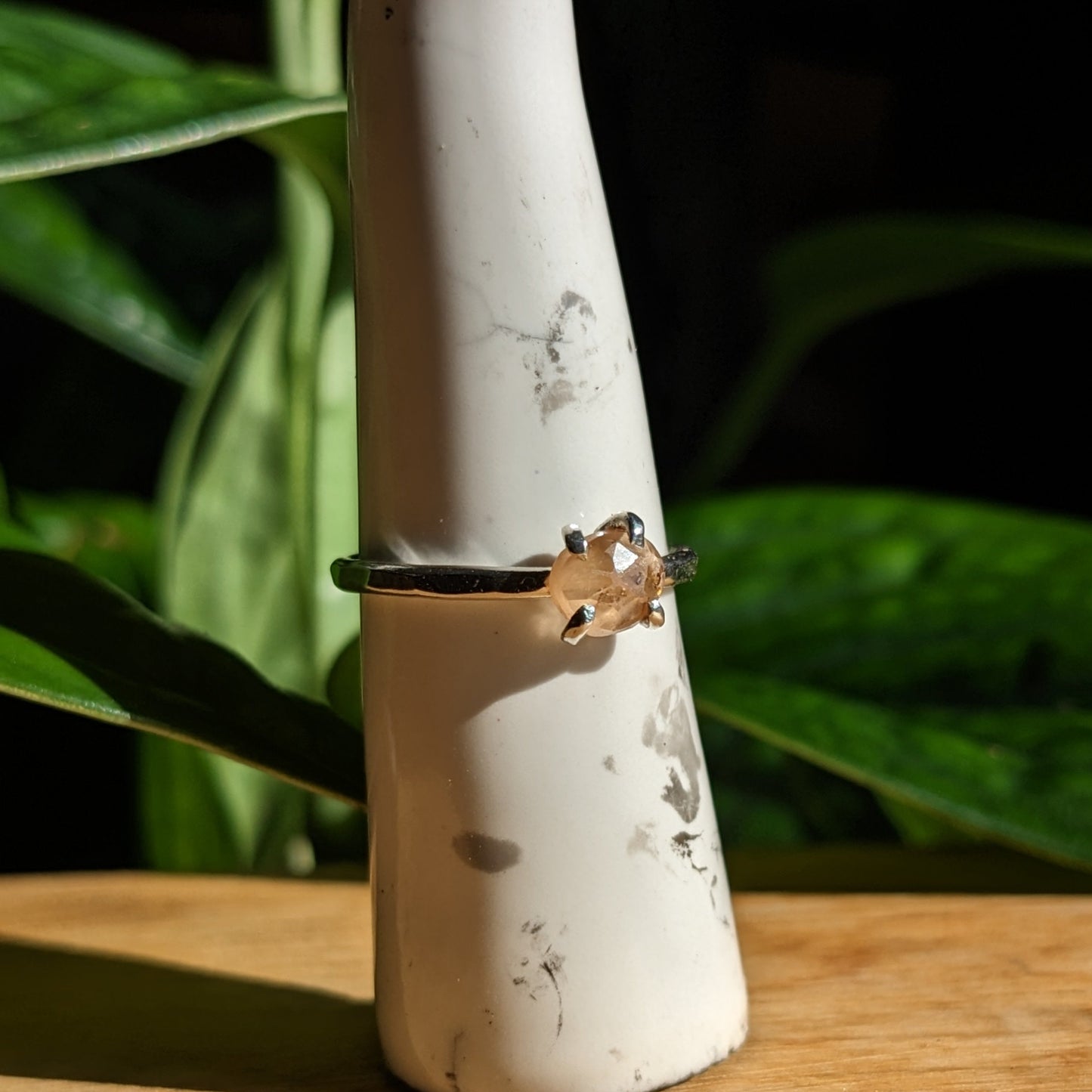 Zirconia claw setting ring
