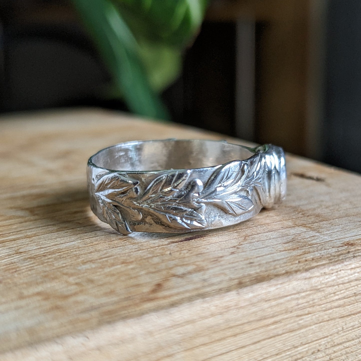 Colombian emerald and leaf ring