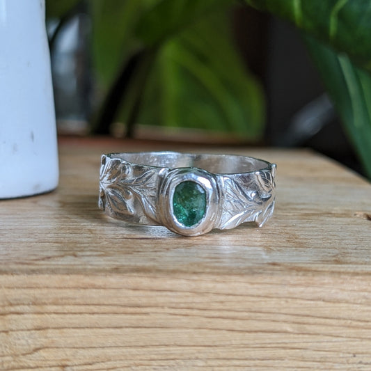 Colombian emerald and leaf ring