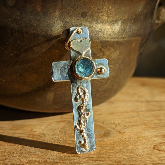 Croix en argent avec Topaze London Blue, or 14k