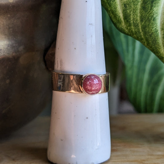 Thulite cabochon and recycled Gold ring