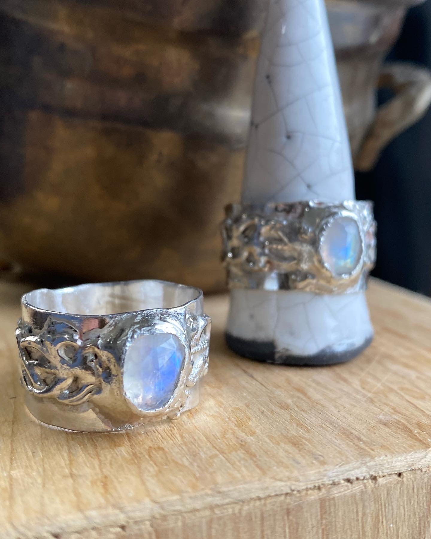 Bague de divinité en pierre de lune arc-en-ciel