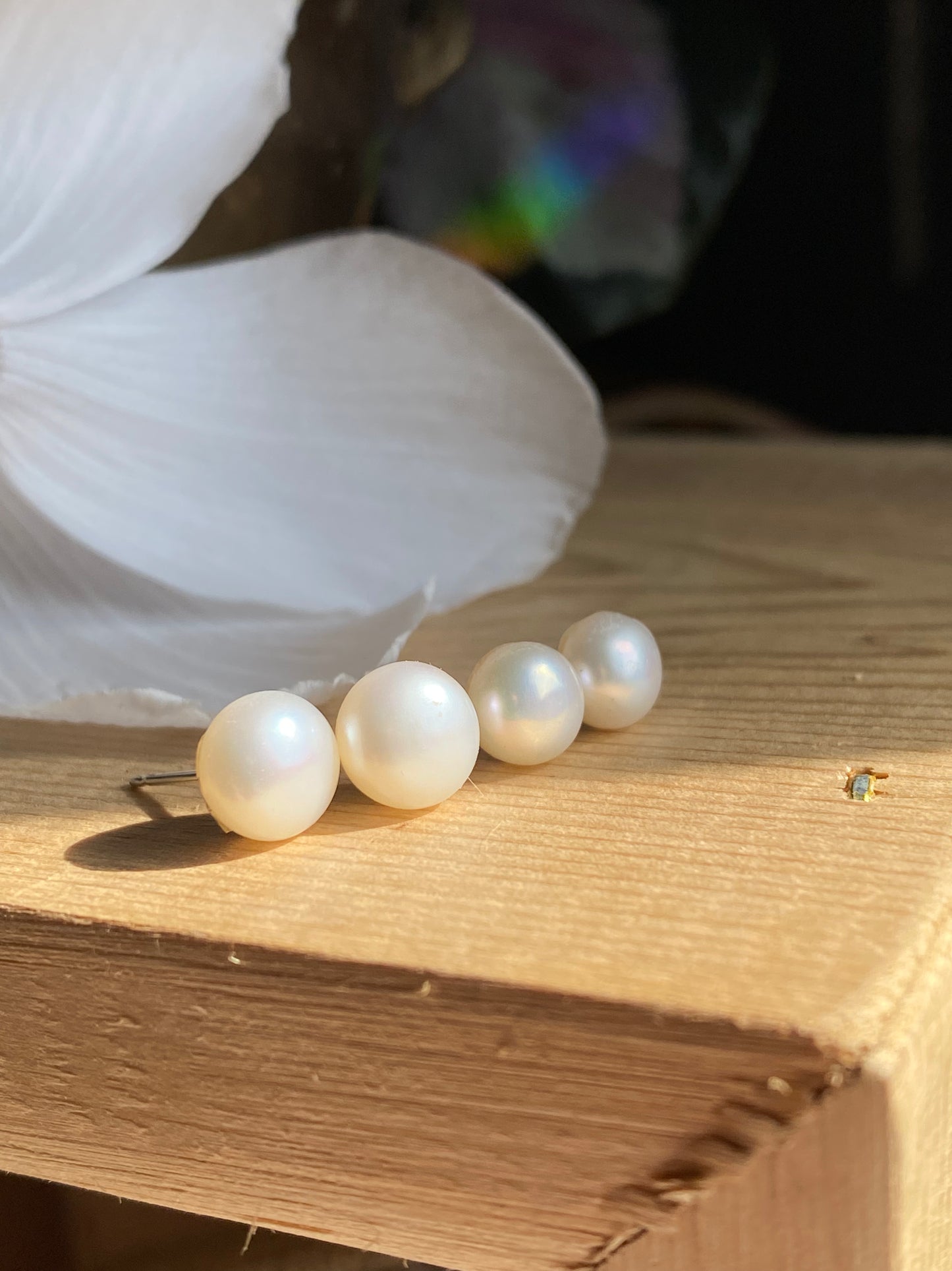 Clous de perles blanches
