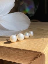 Charger l&#39;image dans la galerie, Clous de perles blanches