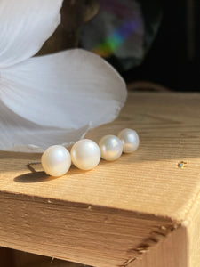 Clous de perles blanches