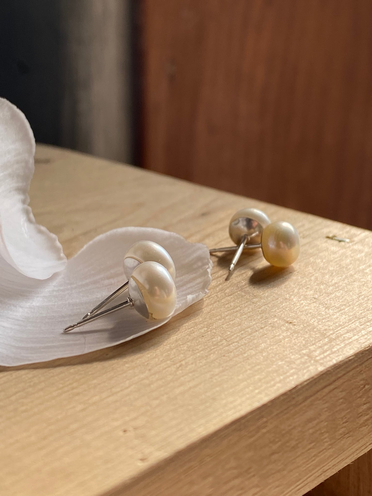 Clous de perles blanches