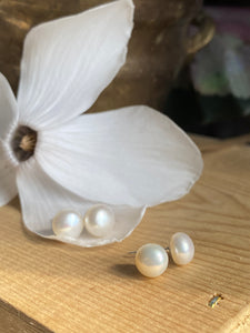 Clous de perles blanches