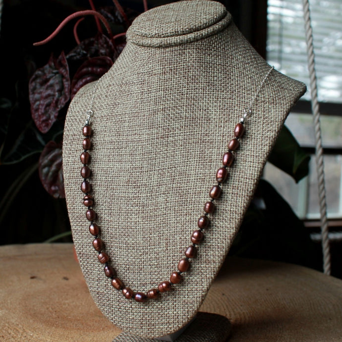 Collier court de perles en bronze (perles ovales moyennes)