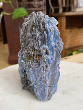 Load image into Gallery viewer, Kyanite cut base