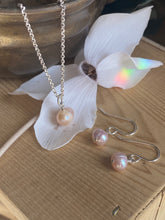 Load image into Gallery viewer, Pastel Pearls Earrings