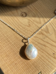 Collier de perles en forme de poire