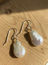 Load image into Gallery viewer, Pear shape Pearls Earrings