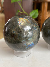 Load image into Gallery viewer, Labradorite sphere med