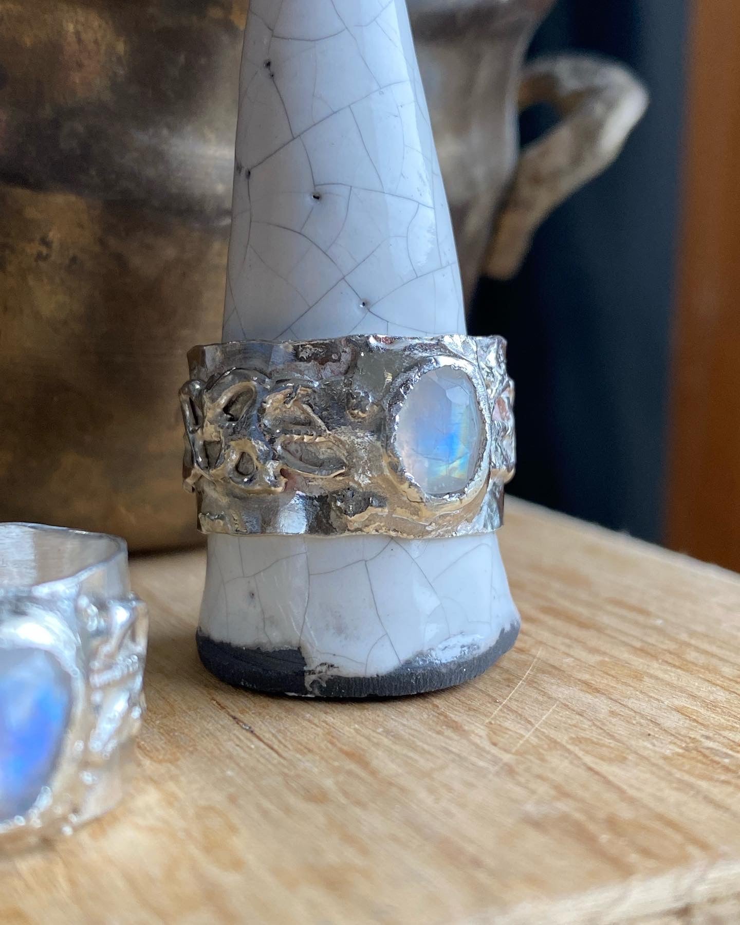 Bague de divinité en pierre de lune arc-en-ciel