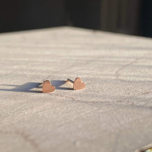 Charger l&#39;image dans la galerie, Petits clous d’oreilles en forme de cœur (3,5 mm)