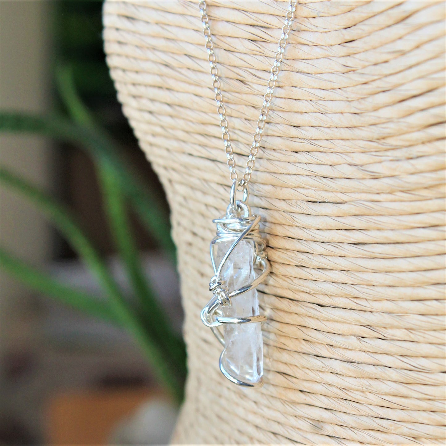 Point de quartz dans un collier en argent