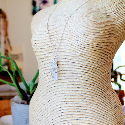 Point de quartz dans un collier en argent