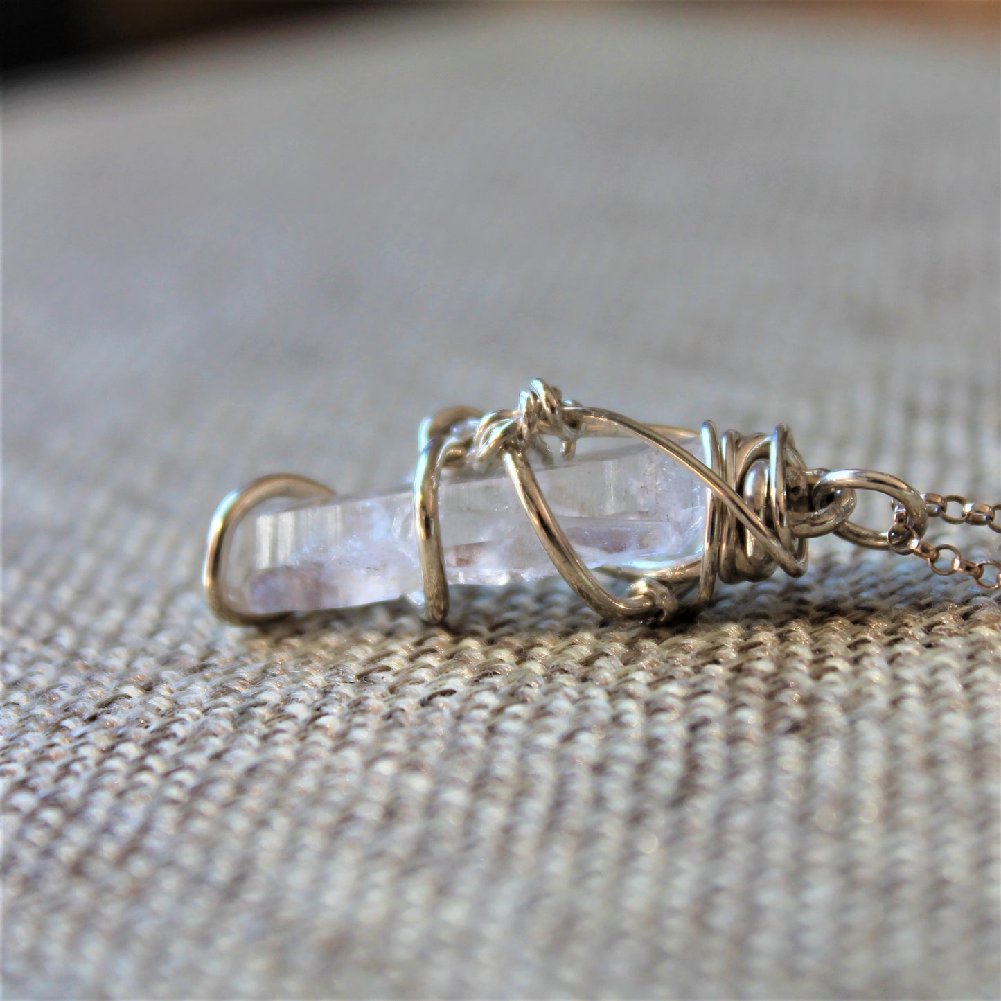 Point de quartz dans un collier en argent