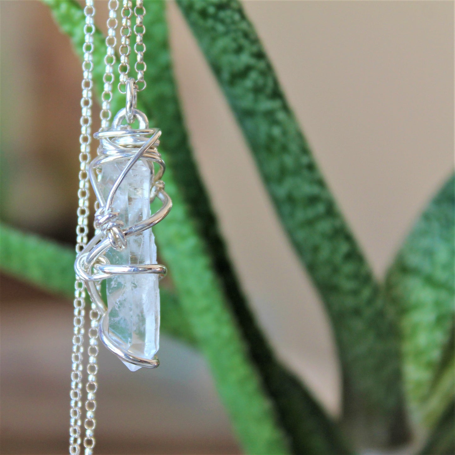 Point de quartz dans un collier en argent
