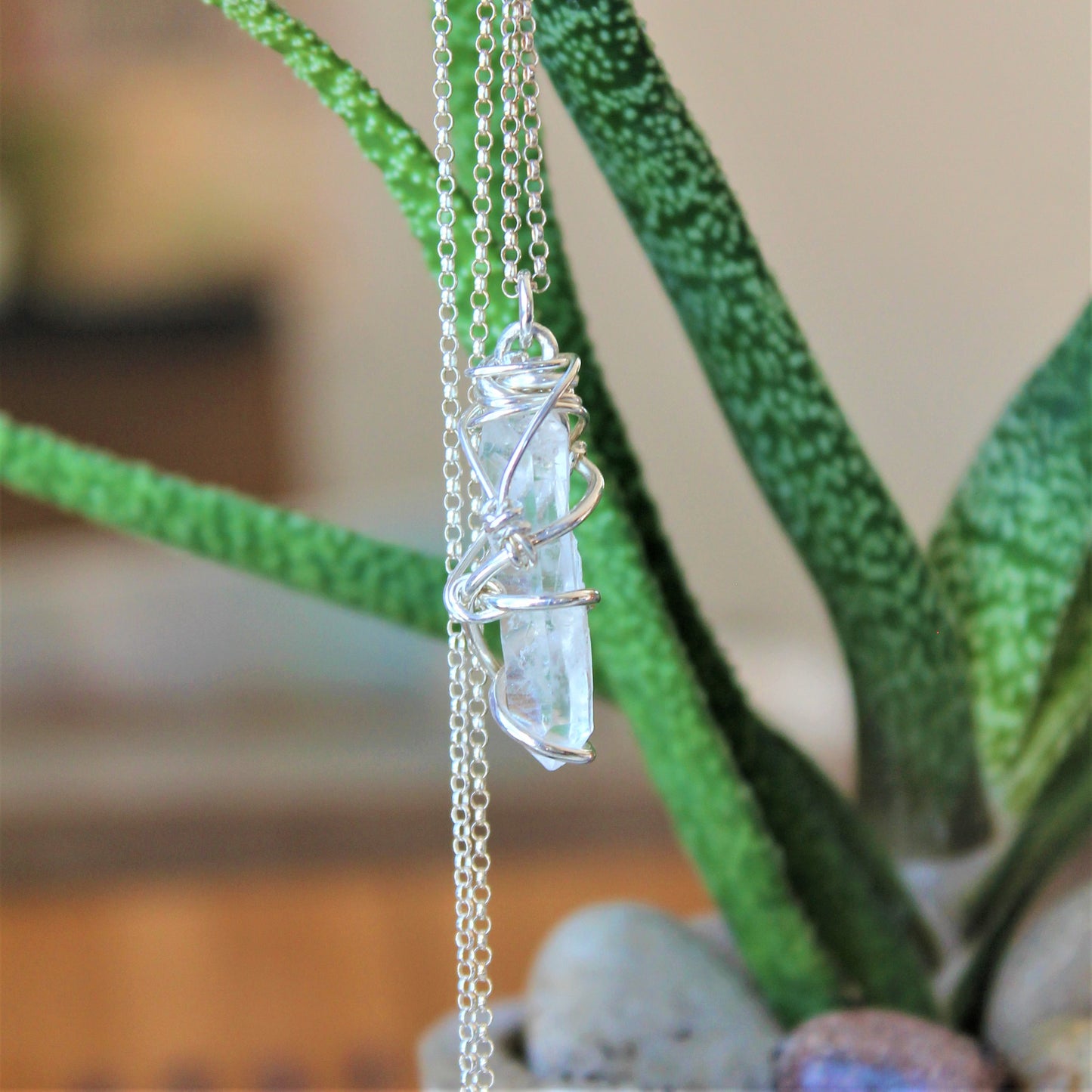Point de quartz dans un collier en argent