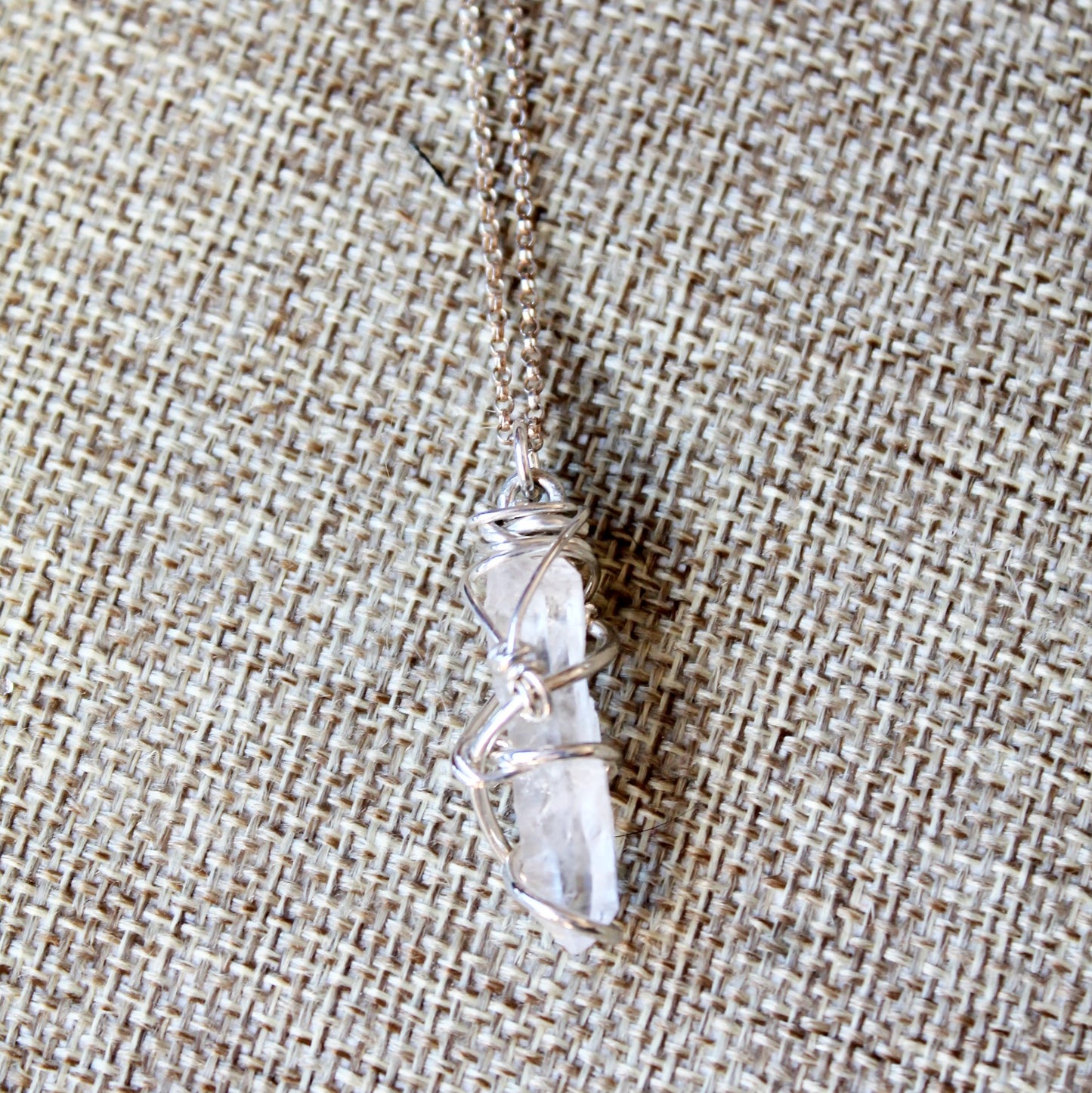 Point de quartz dans un collier en argent